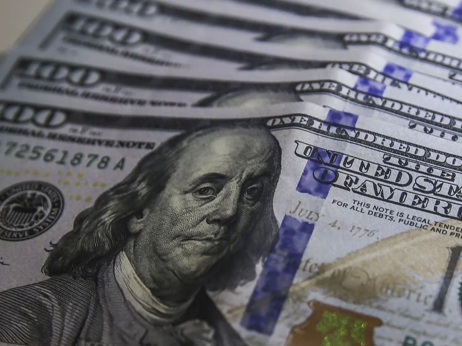Ibovespa cai e dólar fecha estável em dia de tensão externa