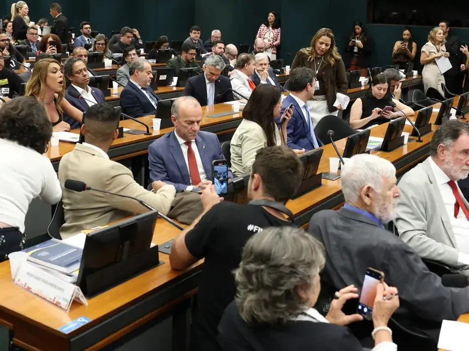 Pedido de vista adia votação da PEC do fim da 6x1 na CCJ da Câmara