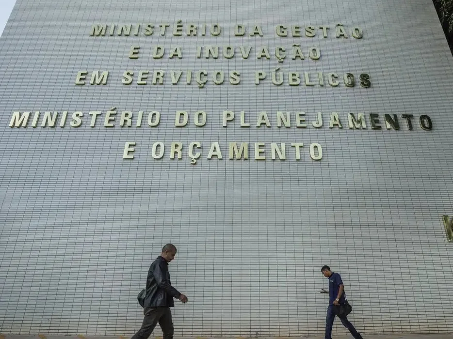 Gasto com pessoal e benefícios fiscais terão limite a partir de 2027