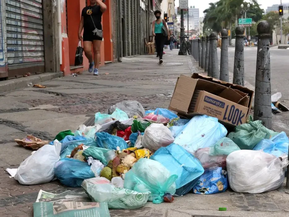 Câmara aprova multa para quem descartar lixo em vias públicas