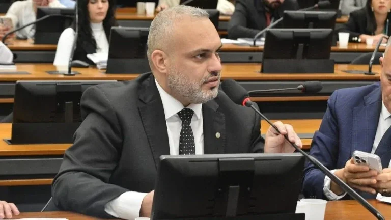 Projeto limita saques em espécie a R$ 100 mil por mês para combater lavagem de dinheiro