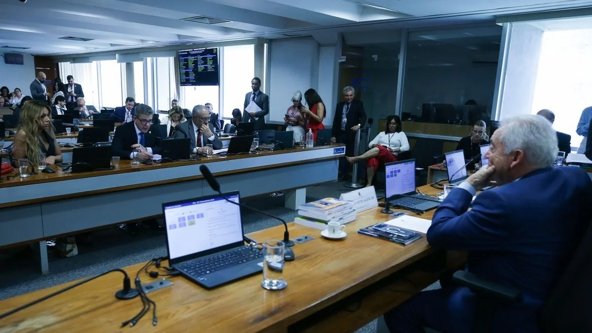 Senadores discutem ritmo de tramitação da PEC do fim da escala 6x1