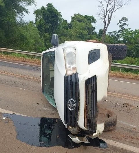 Veículo oficial da Assistência Social de São Miguel do Guaporé capota na BR-429