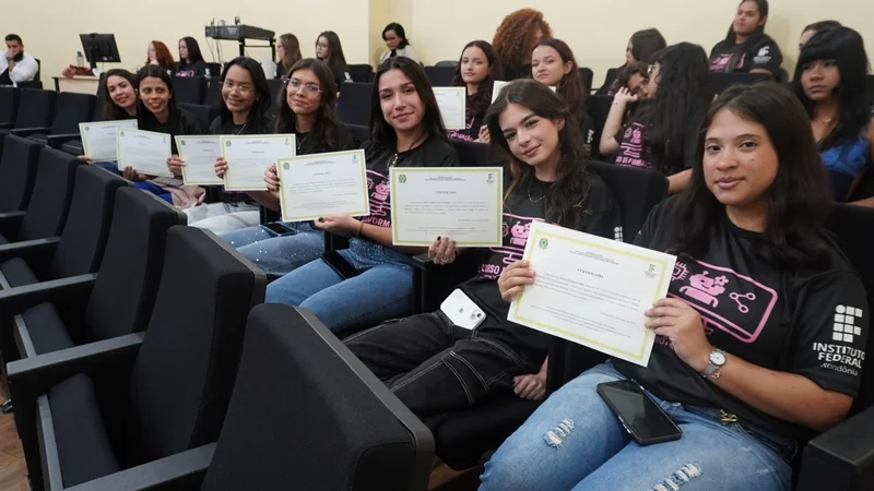 Ministra das Mulheres participa de certificação de alunas do IFRO e destaca ampliação de oportunidades para mulheres na ciência e tecnologia