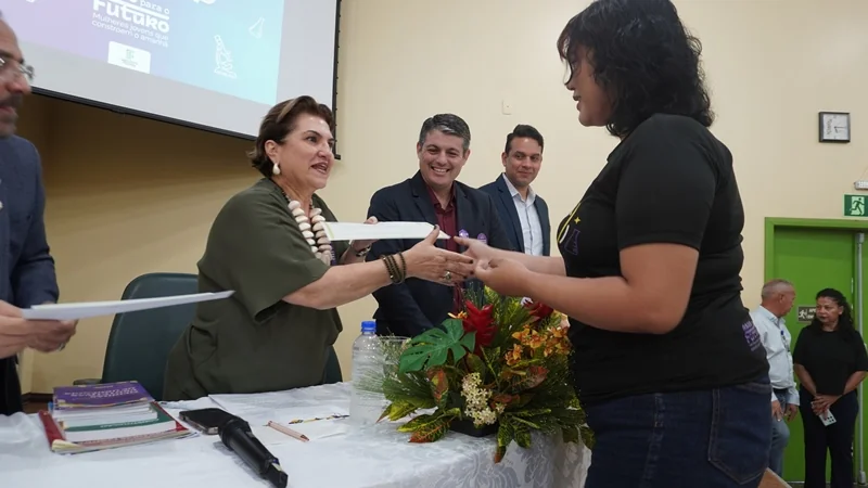 Ministra das Mulheres participa de certificação de alunas do IFRO e destaca ampliação de oportunidades para mulheres na ciência e tecnologia
