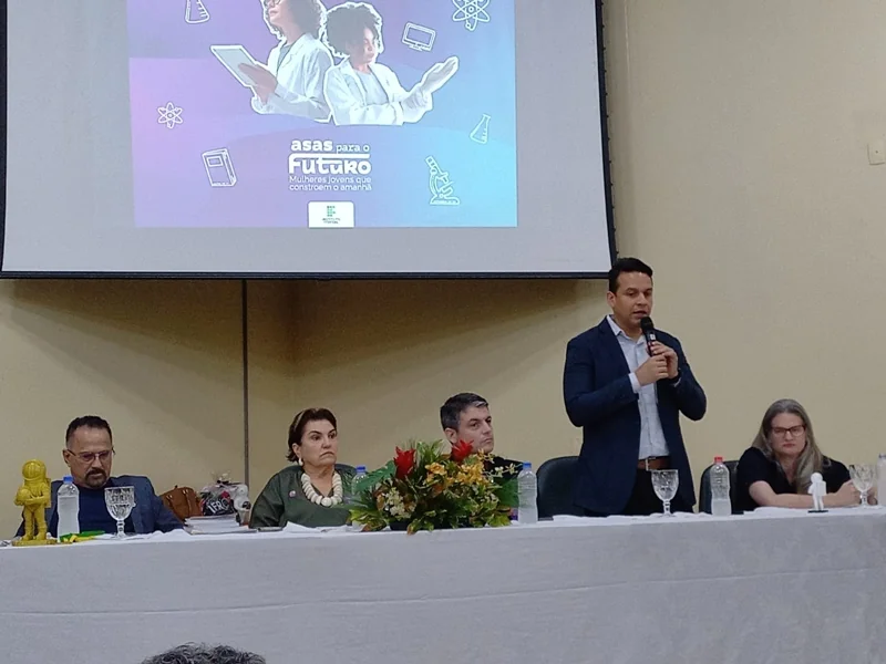 Ministra das Mulheres participa de certificação de alunas do IFRO e destaca ampliação de oportunidades para mulheres na ciência e tecnologia