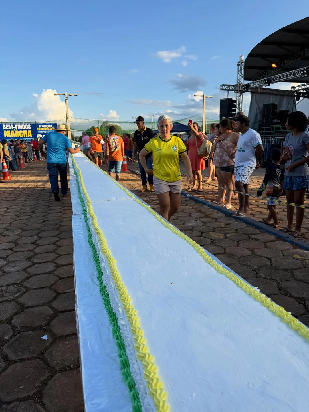 Multidão, shows e bolo gigante marcaram os 32 anos de Alto Alegre dos Parecis