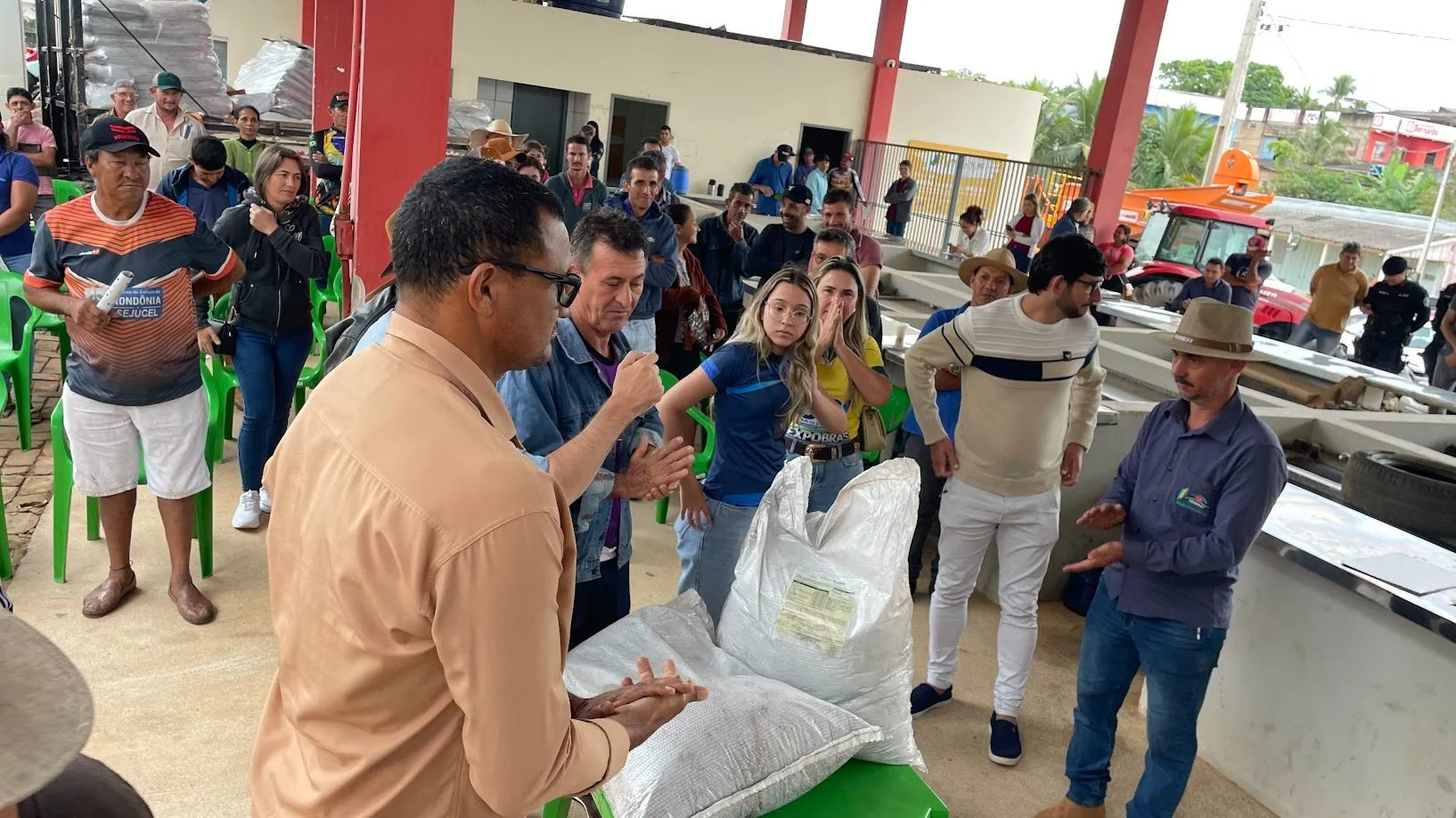 Entrega de adubos fertilizante beneficia 102 famílias em Nova Brasilândia D’Oeste