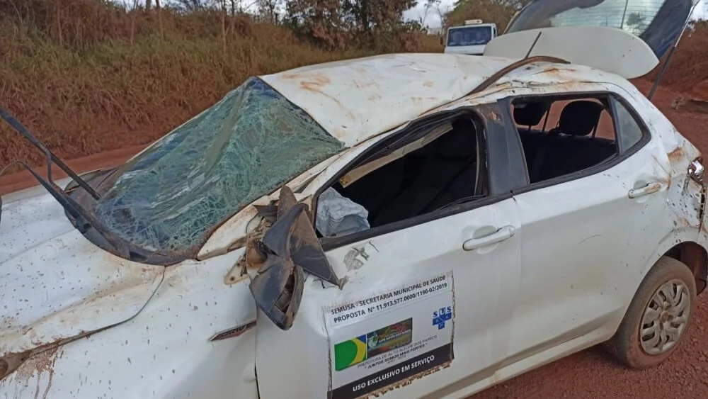 Alto Alegre dos Parecis: Carro oficial da Prefeitura capota na Linha P-70 e deixa motorista ferido