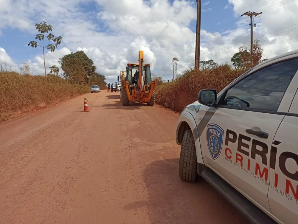 Alto Alegre dos Parecis: Carro oficial da Prefeitura capota na Linha P-70 e deixa motorista ferido