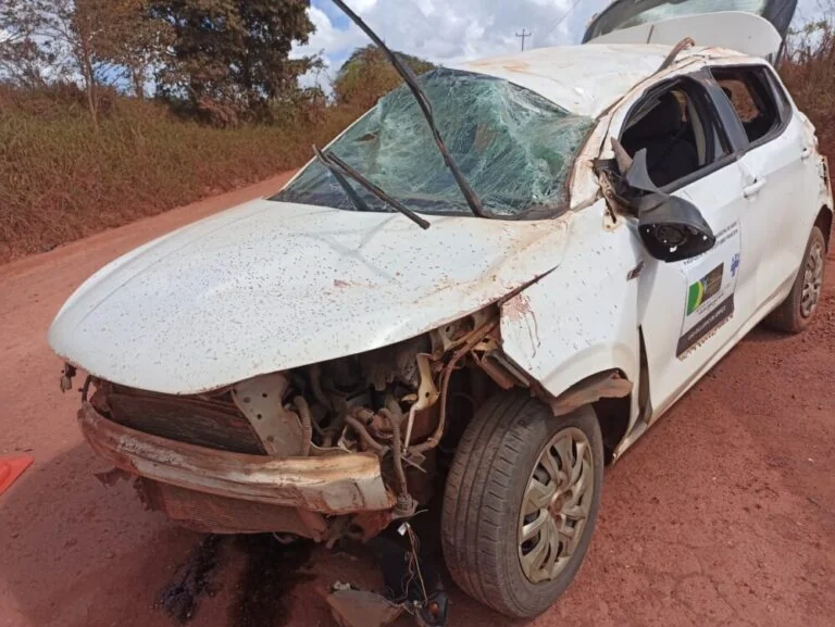 Alto Alegre dos Parecis: Carro oficial da Prefeitura capota na Linha P-70 e deixa motorista ferido