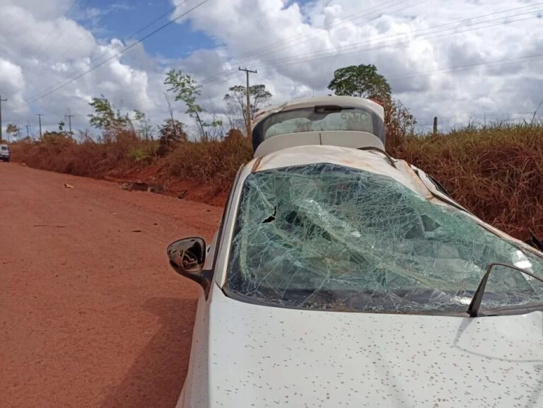 Alto Alegre dos Parecis: Carro oficial da Prefeitura capota na Linha P-70 e deixa motorista ferido