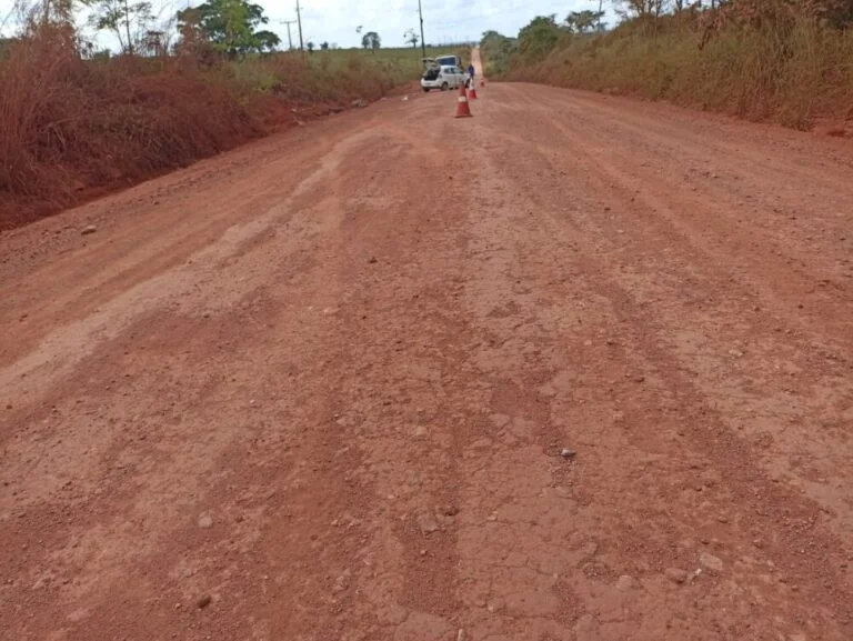 Alto Alegre dos Parecis: Carro oficial da Prefeitura capota na Linha P-70 e deixa motorista ferido
