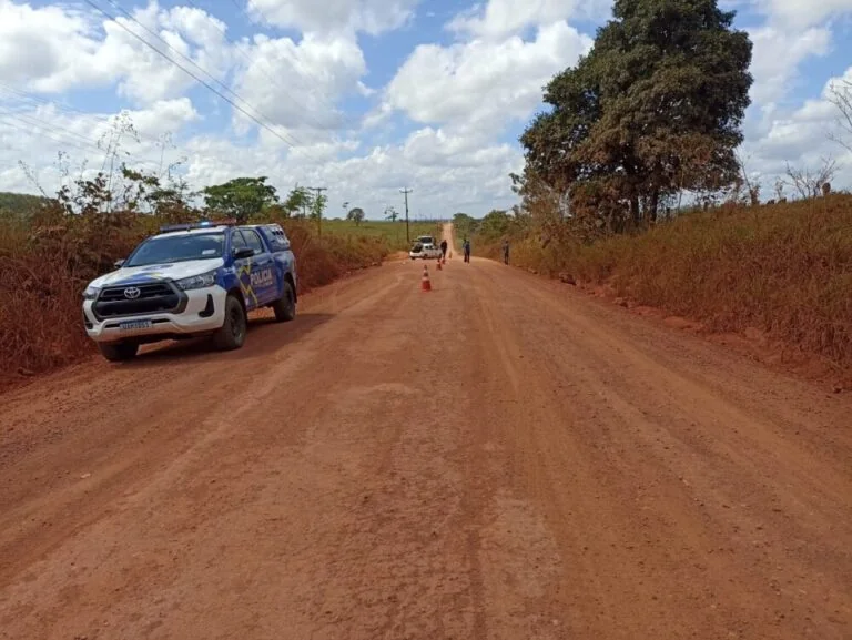 Alto Alegre dos Parecis: Carro oficial da Prefeitura capota na Linha P-70 e deixa motorista ferido