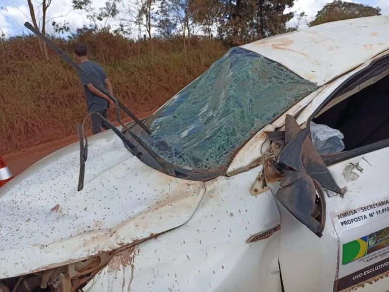 Alto Alegre dos Parecis: Carro oficial da Prefeitura capota na Linha P-70 e deixa motorista ferido