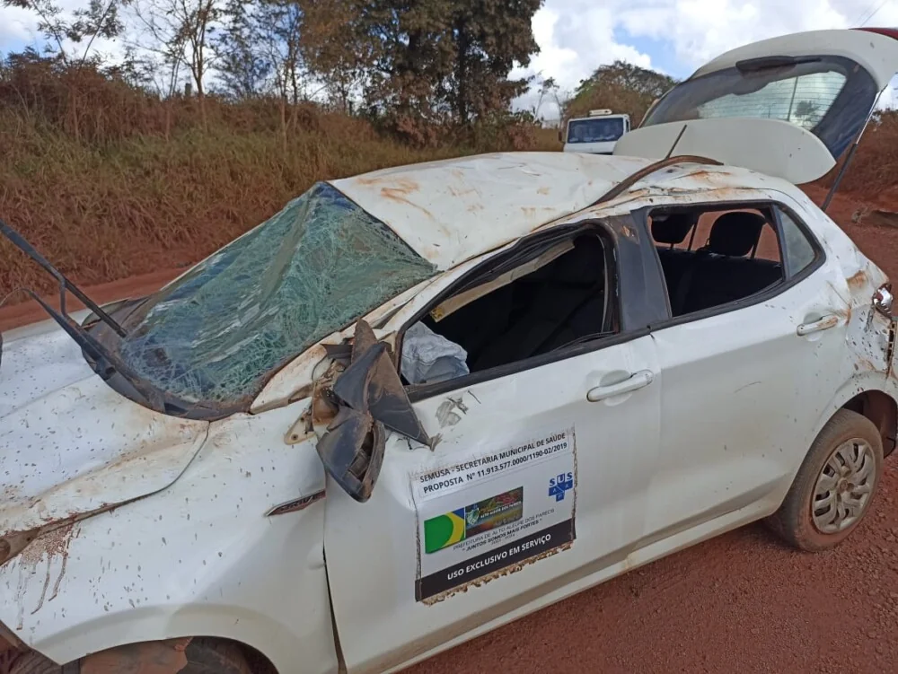 Alto Alegre dos Parecis: Carro oficial da Prefeitura capota na Linha P-70 e deixa motorista ferido