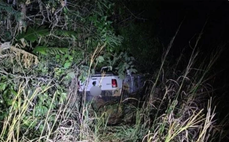 Grave acidente na BR-429 deixa carro destruído e caminhonete fora da pista em Costa Marques