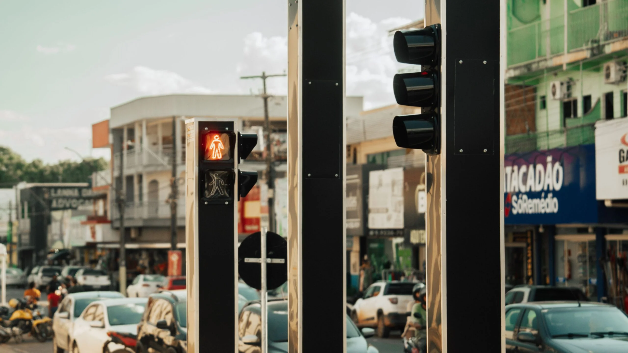 Prefeitura de Jaru instala novos semáforos nos cruzamentos da Avenida Padre Adolpho Rohl com as Avenidas Marechal Rondon e Dom Pedro I; aparelhos possuem sinalização com tempo de travessia para pedestres