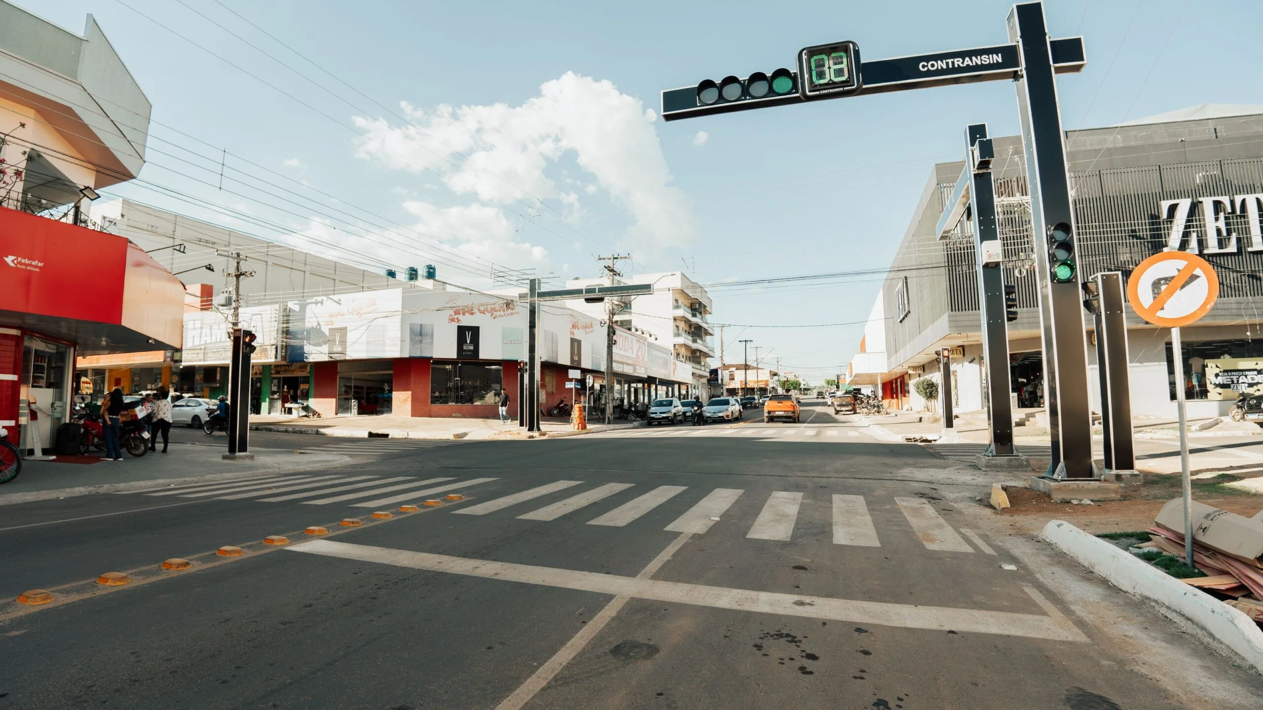 Prefeitura de Jaru instala novos semáforos nos cruzamentos da Avenida Padre Adolpho Rohl com as Avenidas Marechal Rondon e Dom Pedro I; aparelhos possuem sinalização com tempo de travessia para pedestres
