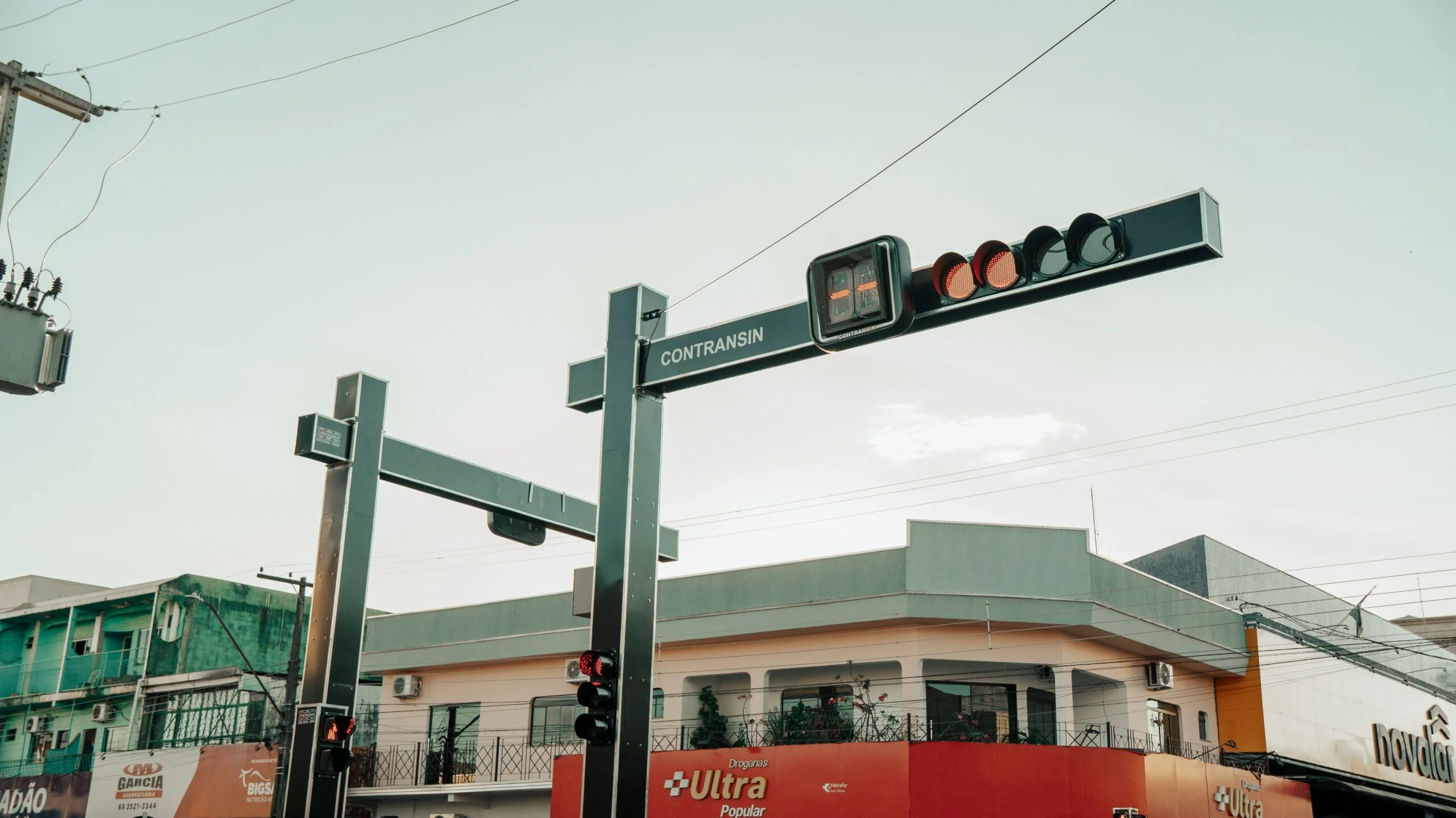 Prefeitura de Jaru instala novos semáforos nos cruzamentos da Avenida Padre Adolpho Rohl com as Avenidas Marechal Rondon e Dom Pedro I; aparelhos possuem sinalização com tempo de travessia para pedestres