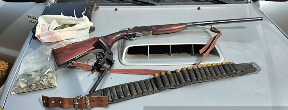Homem é preso com duas armas de fogo, munições e folhas de coca durante operação policial na RO-135