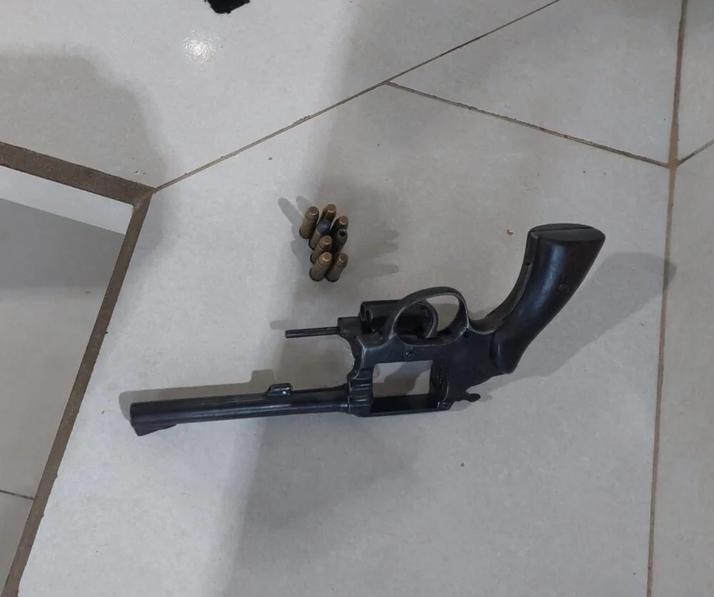 Homem é preso com duas armas de fogo, munições e folhas de coca durante operação policial na RO-135