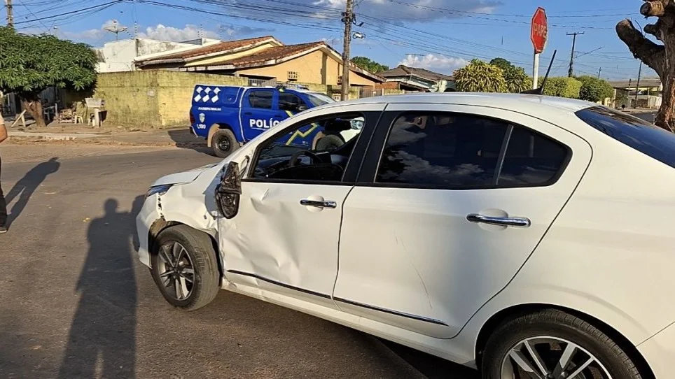 Colisão entre carro e motocicleta deixa mãe e filha feridas em cruzamento de Ji-Paraná