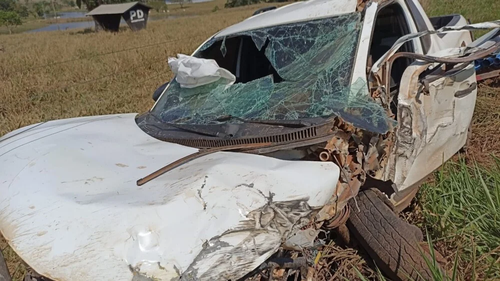 Motorista é socorrido após colisão entre Fiat Strada e retroescavadeira em rodovia
