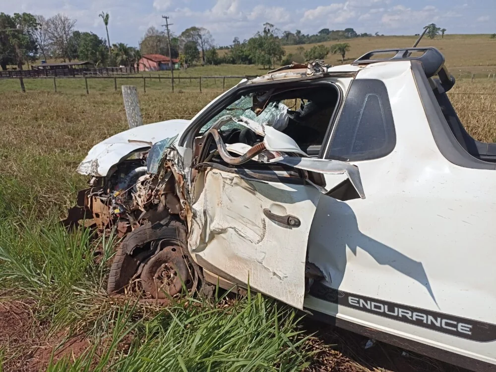 Motorista é socorrido após colisão entre Fiat Strada e retroescavadeira em rodovia