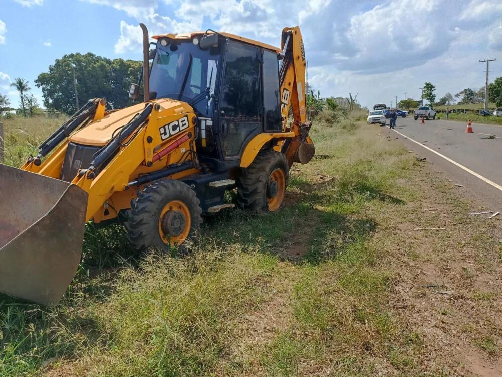 Motorista é socorrido após colisão entre Fiat Strada e retroescavadeira em rodovia