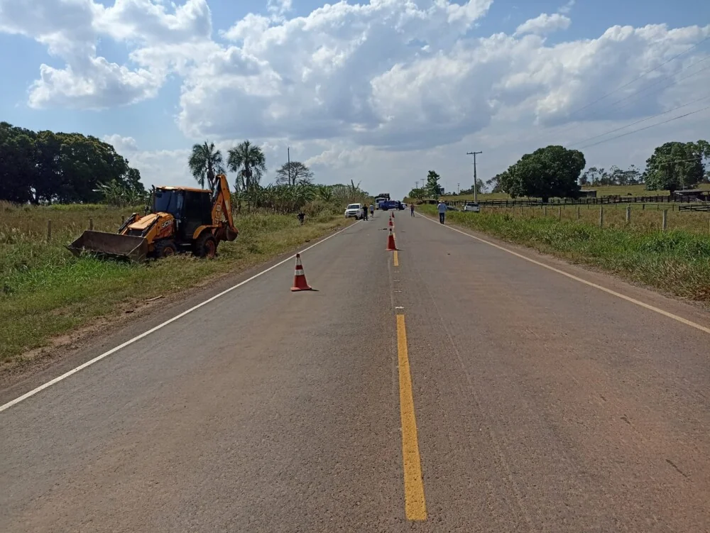Motorista é socorrido após colisão entre Fiat Strada e retroescavadeira em rodovia