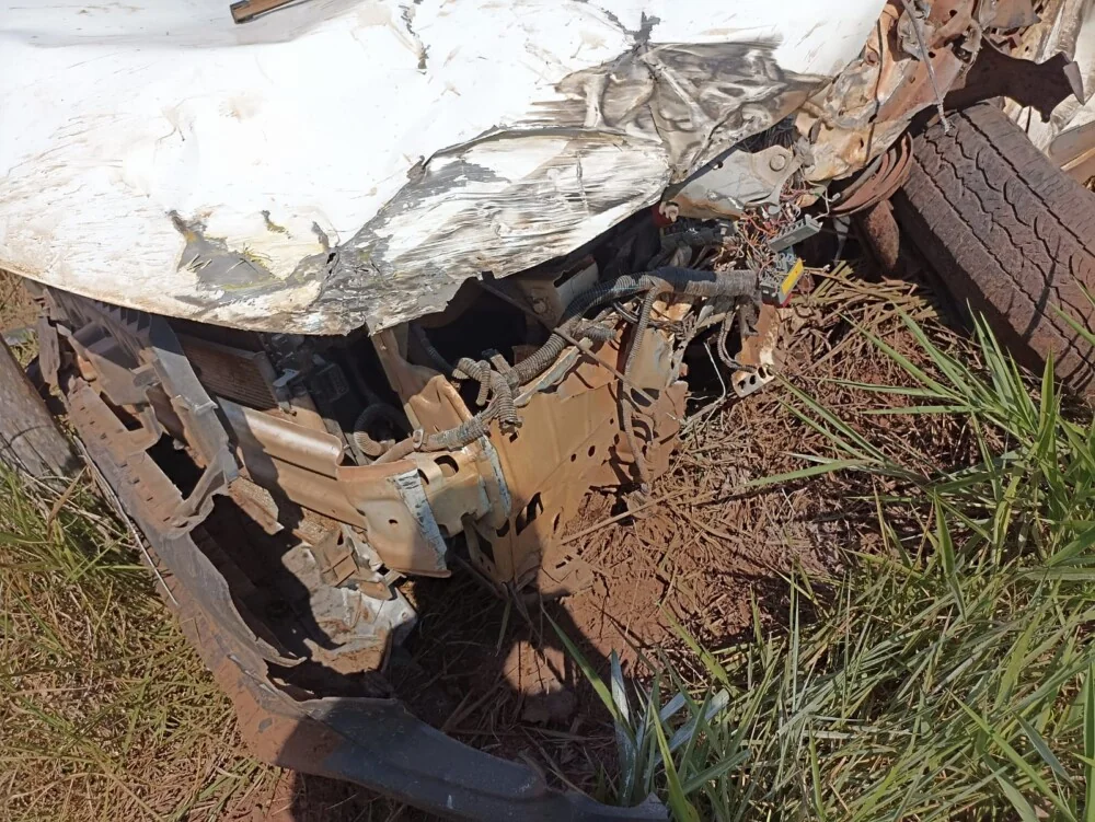 Motorista é socorrido após colisão entre Fiat Strada e retroescavadeira em rodovia