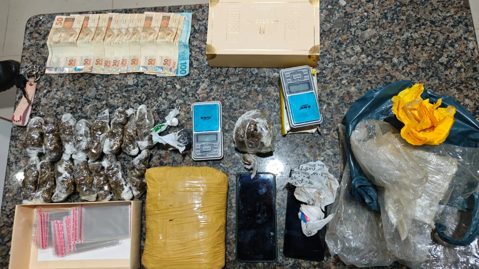 Ação da PM apreende drogas, dinheiro e balanças de precisão na Linha 9, em Cacoal, RO