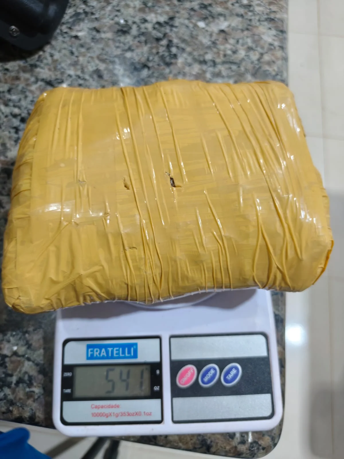 Ação da PM apreende drogas, dinheiro e balanças de precisão na Linha 9, em Cacoal, RO