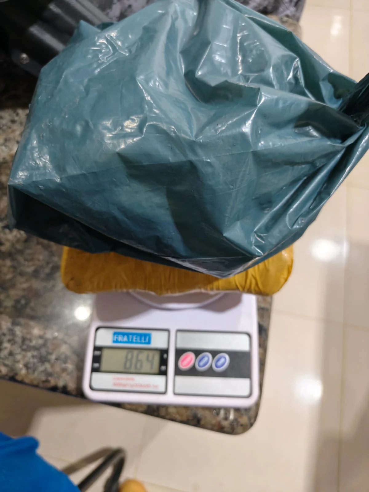 Ação da PM apreende drogas, dinheiro e balanças de precisão na Linha 9, em Cacoal, RO