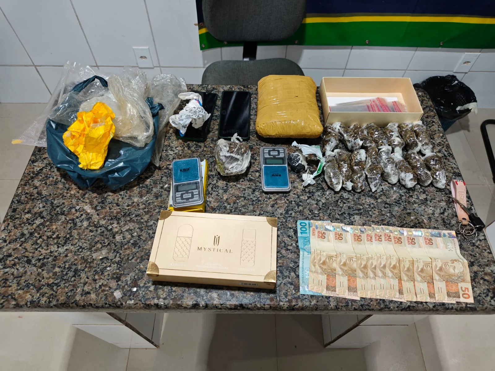 Ação da PM apreende drogas, dinheiro e balanças de precisão na Linha 9, em Cacoal, RO