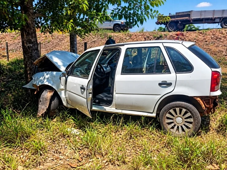 Veículo sai da pista e bate contra árvore durante feriado na RO-383, em Santa Luzia d’Oeste