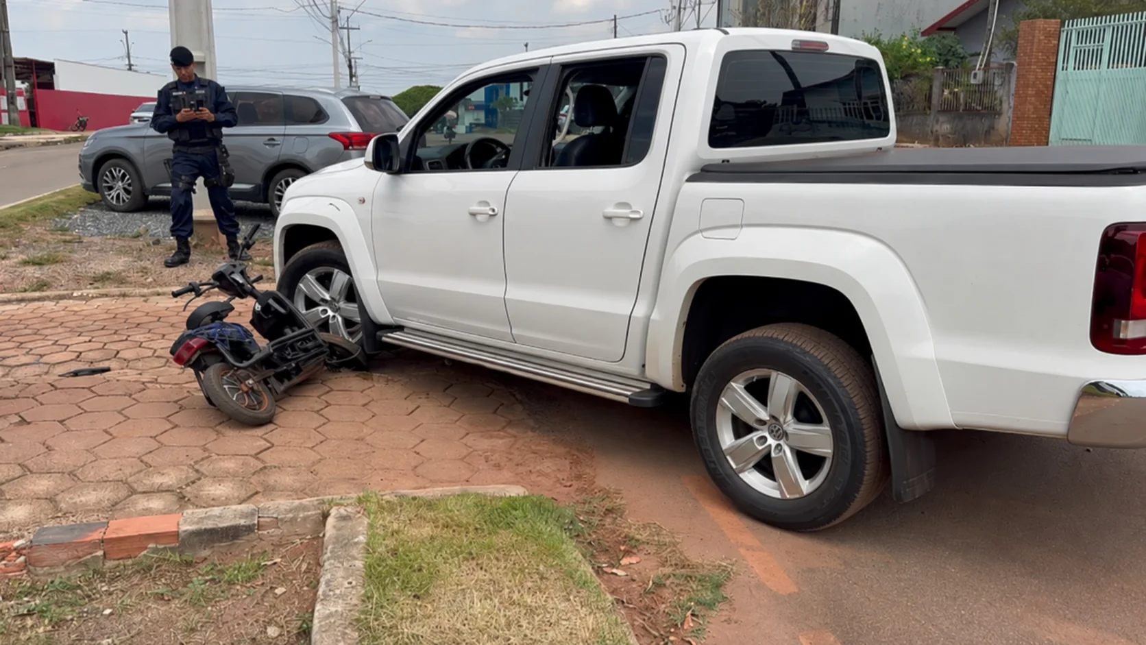 Acidente entre caminhonete e bicicleta elétrica deixa adolescente ferido em Rolim de Moura