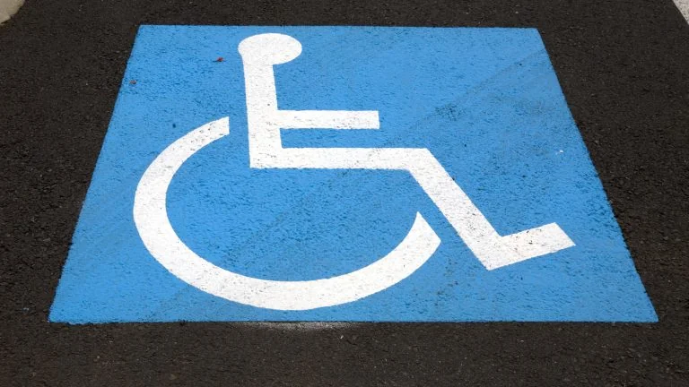 Projeto prevê parceria entre Detrans e estacionamentos para controlar uso de vagas reservadas