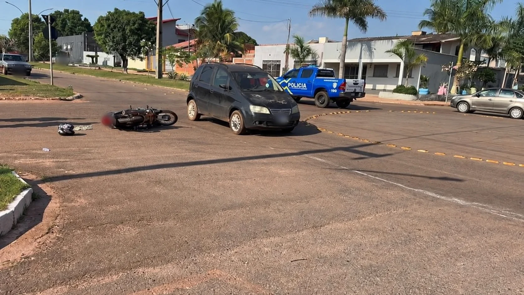 Mulher sofre fratura na perna após colisão entre moto e carro em rotatória no centro de Rolim de Moura
