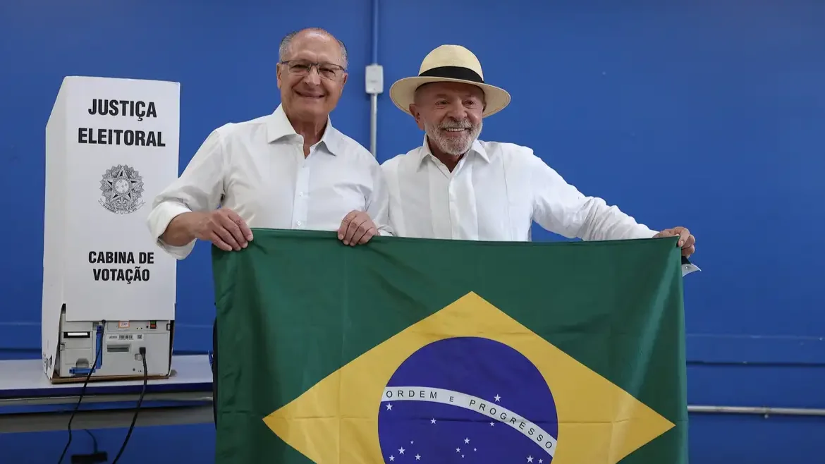 Mendonça dá 24h para remoção de posts sobre Lula e bandeira do Brasil
