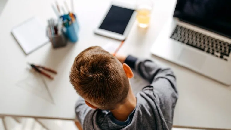 Projeto cria política nacional para levar internet de alta velocidade a todas as escolas públicas