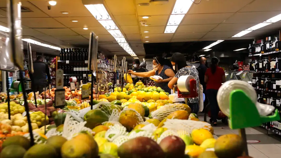 INPC, inflação que corrige salários, acumula 4,29% em 12 meses