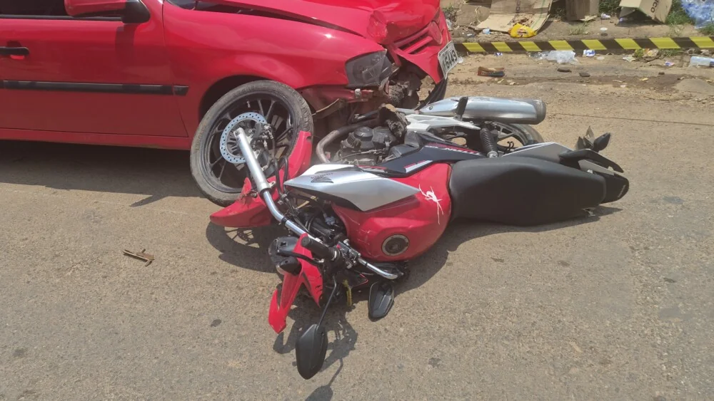 Colisão frontal entre carro e motocicleta deixa mulher ferida em Nova Brasilândia