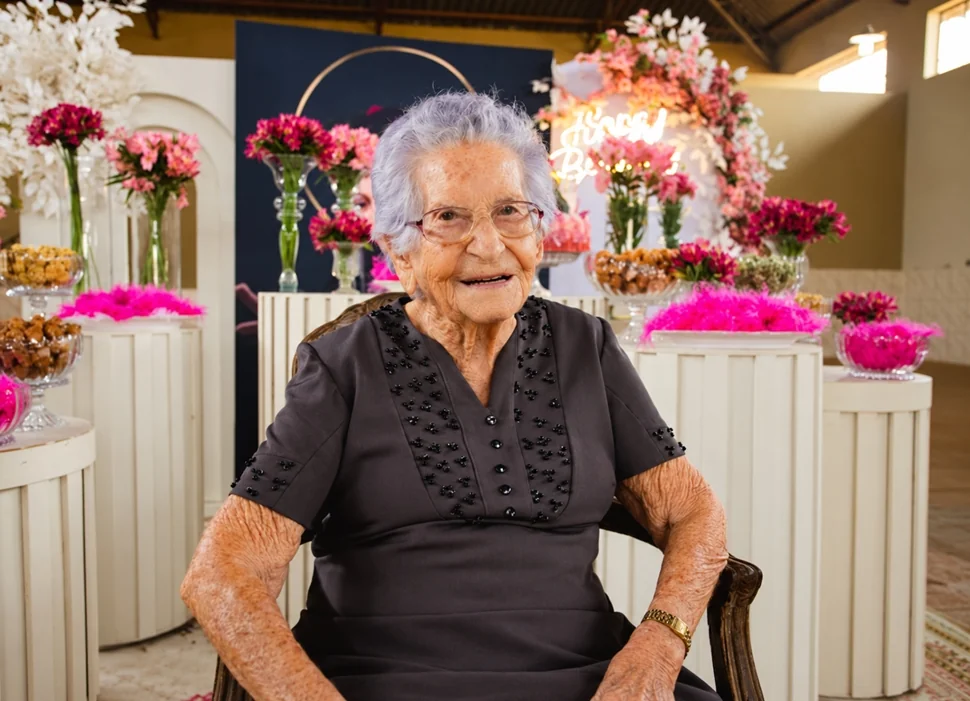 Aos 104 anos, dona Dila Costa mantém rotina independente em Pimenta Bueno, RO