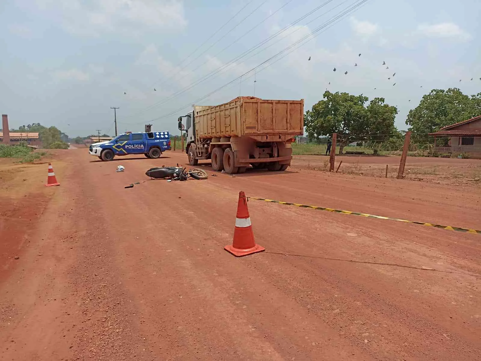 Motociclista sofre fratura na perna após colisão com caminhão em Rolim de Moura