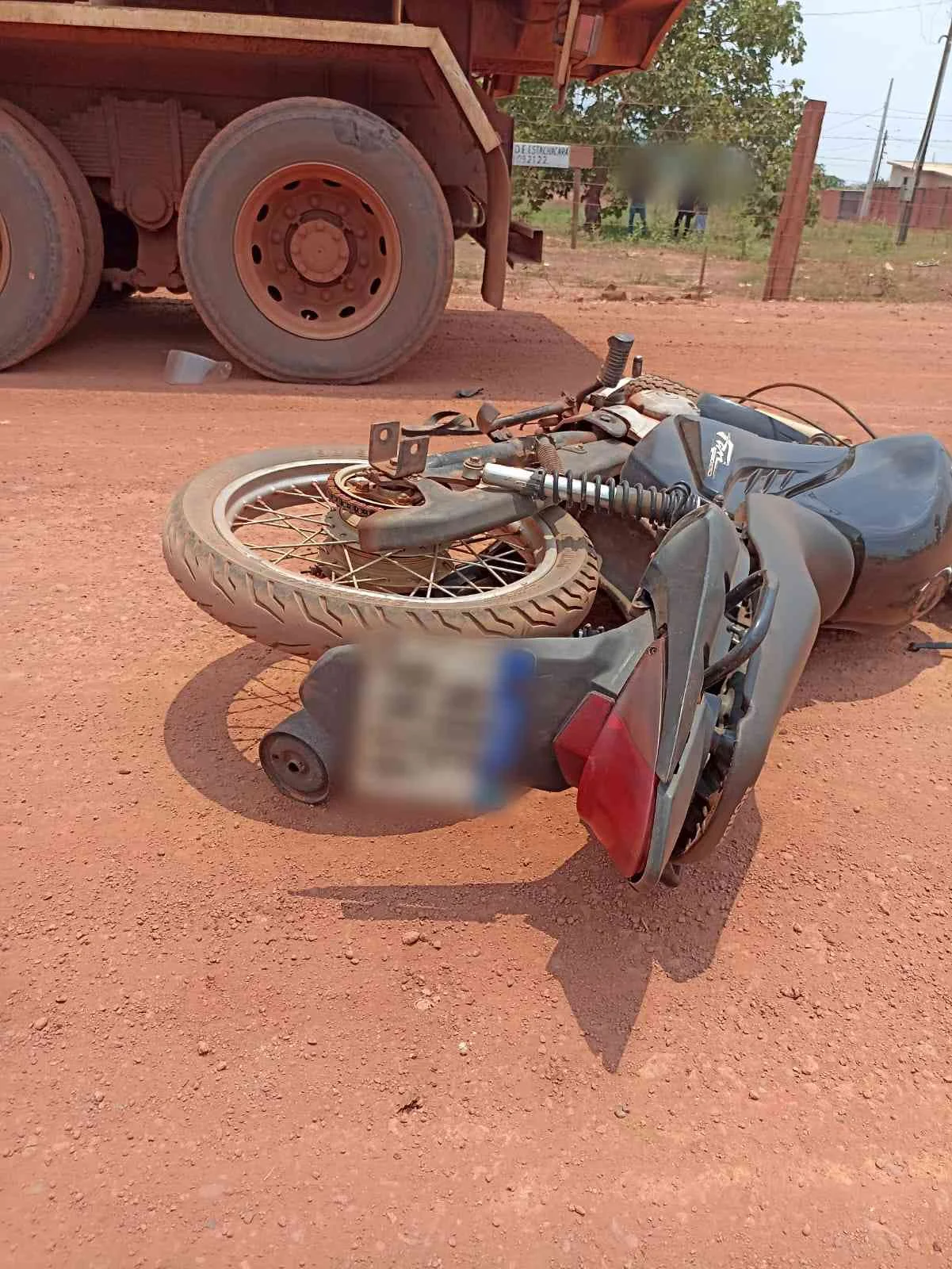 Motociclista sofre fratura na perna após colisão com caminhão em Rolim de Moura