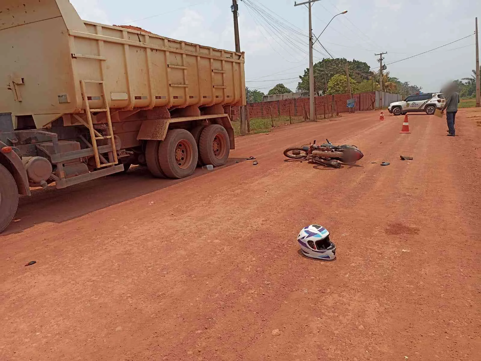 Motociclista sofre fratura na perna após colisão com caminhão em Rolim de Moura
