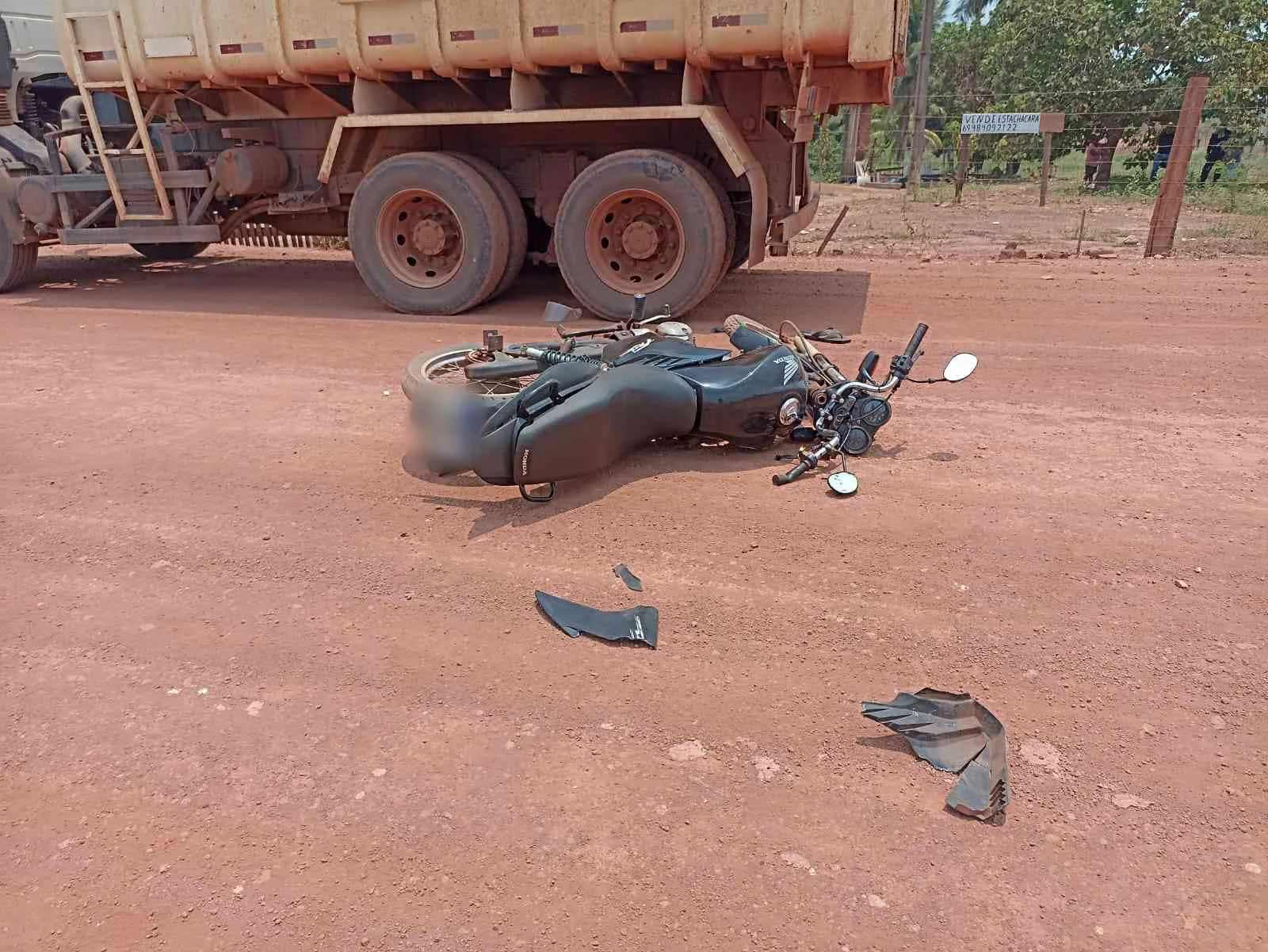 Motociclista sofre fratura na perna após colisão com caminhão em Rolim de Moura