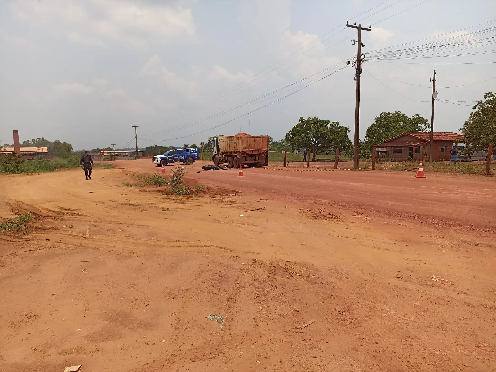 Motociclista sofre fratura na perna após colisão com caminhão em Rolim de Moura